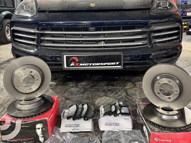 Porsche Cayenne with new Brembo discs and pads ready to fit